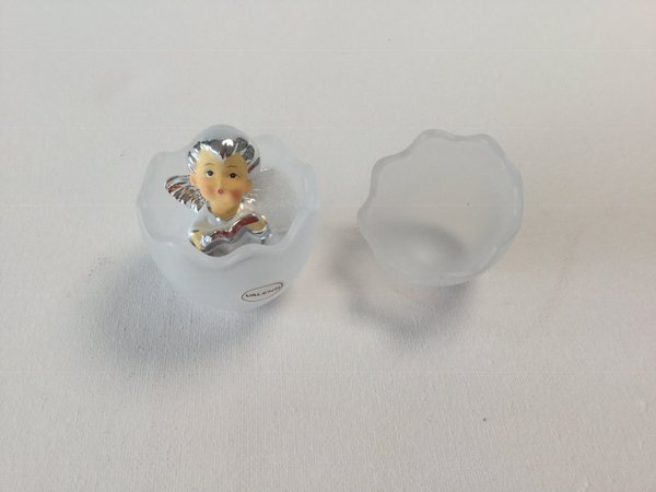 Kleiner Engel im Ei aus Kristallglas