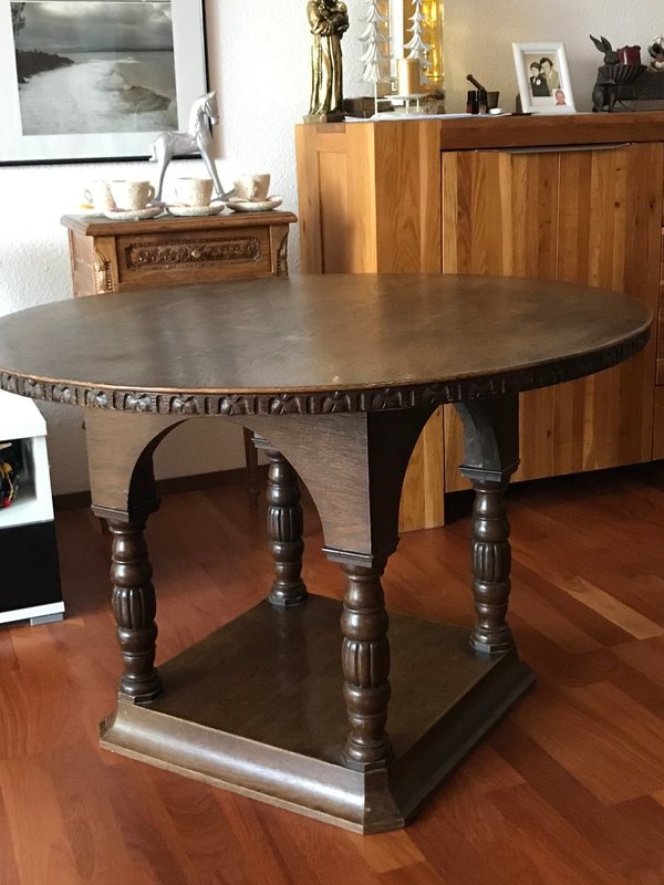 Runder antiker Tisch